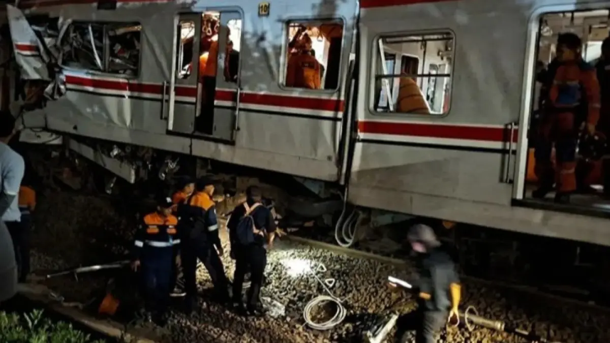 Petugas gabungan melakukan evakuasi korban di lokasi tabrakan KRL Commuter Line dengan KA Argo Bromo Anggrek di Stasiun Bekasi Timur, Selasa (28/4) dini hari. (Foto Jawa Pos)