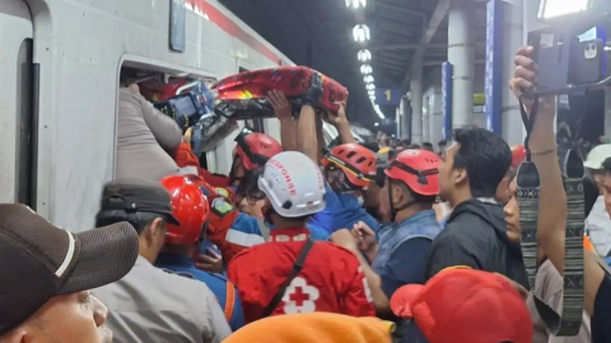 Petugas gabungan mengevakuasi korban yang terjebak di dalam gerbong KRL usai tabrakan dengan KA Argo Bromo Anggrek di Stasiun Bekasi Timur, Selasa (28/4). (Foto ist)