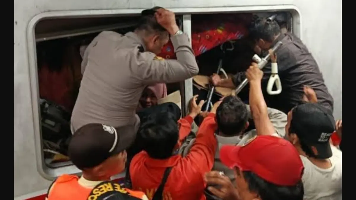 Petugas gabungan mengevakuasi korban yang terjepit di dalam gerbong KRL pascatabrakan dengan KA Argo Bromo di Stasiun Bekasi Timur, Selasa (28/4/2026). (Foto ist)