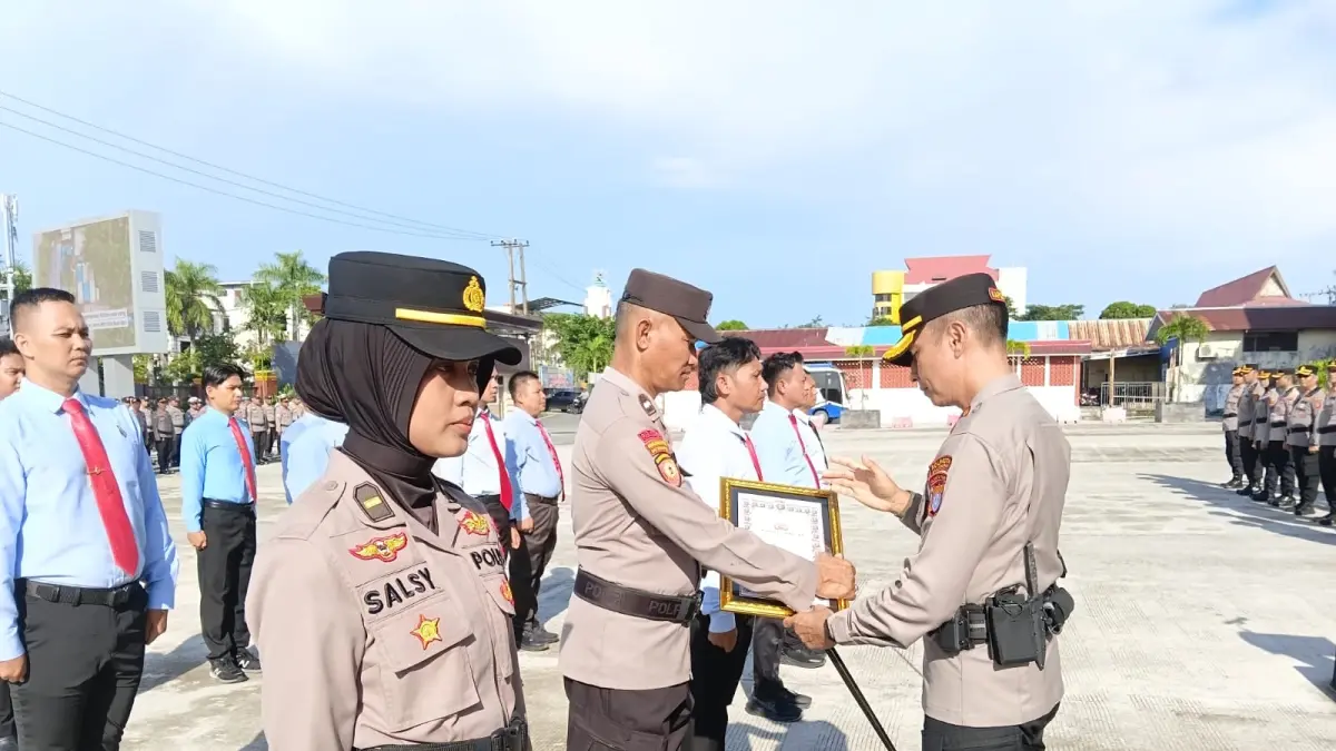 PRESTASI: Upacara pemberian penghargaan personel berprestasi dalam kinerja dan bidang lain dilakukan Kapolresta Balikpapan.