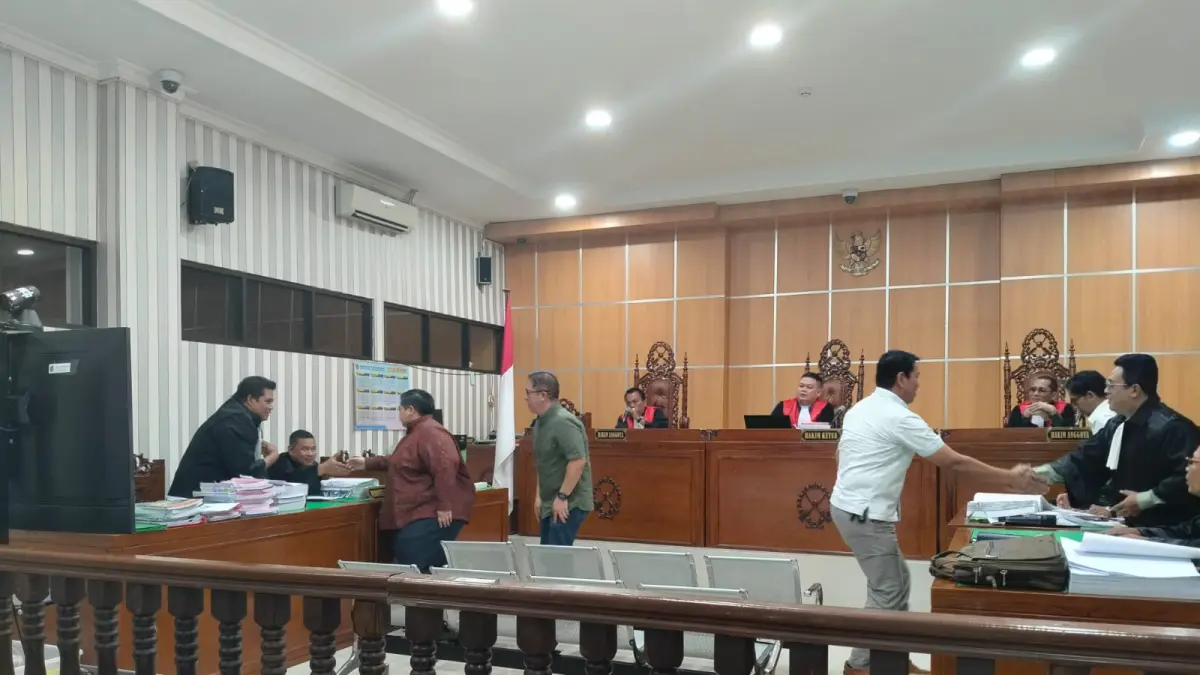 SIDANG LANJUTAN: Majelis hakim yang diketuai Jemmy Tanjung Utama mendengarkan keterangan tiga politisi terkait prosedur penganggaran hibah DBON Kaltim tahun 2023 yang kini terseret kasus hukum.  (BAYU ROLLES/KALTIM POST)