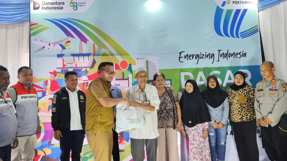 SINERGI: Arif Surochman (seragam waskat) menyerahkan secara simbolis paket sembako kepada warga, dalam agenda Pasar Murah Pertamina di Samarinda, Selasa (28/4).
