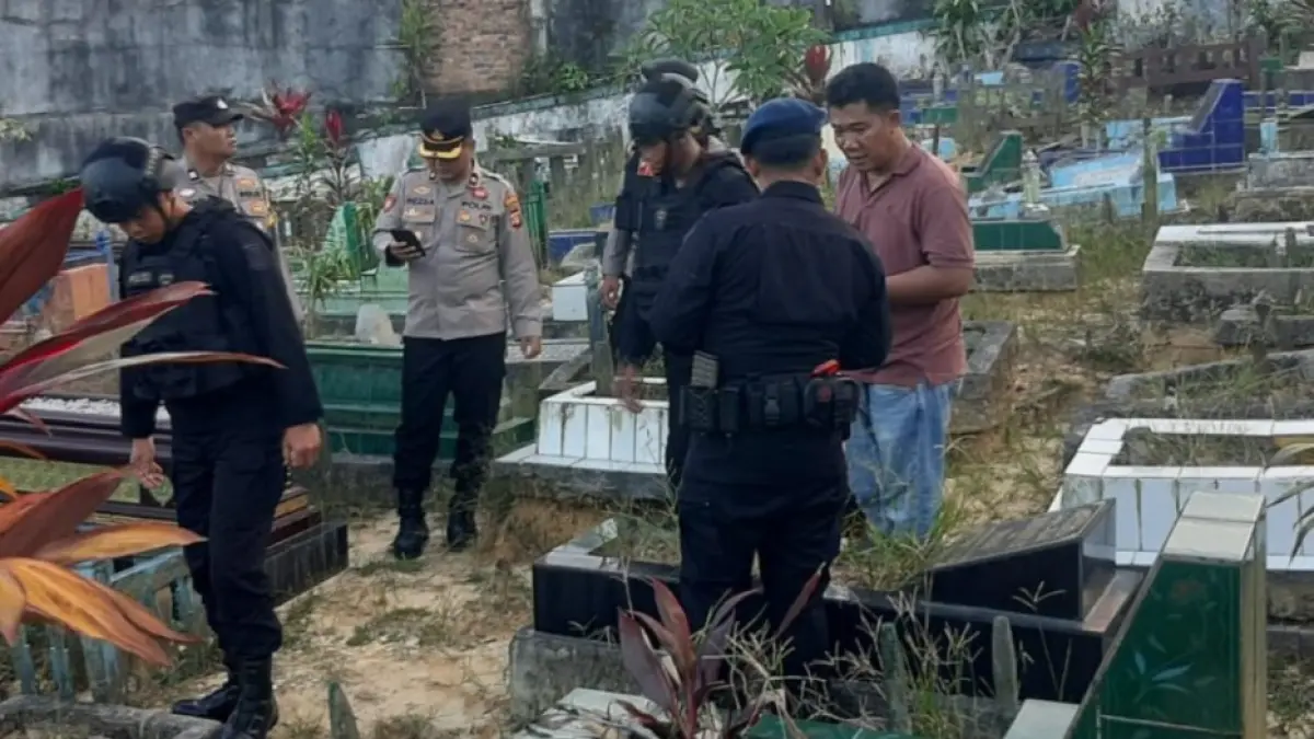 TEMUAN PROYEKTIL: Tim Jibom Satuan Brimob Polda Kaltim melakukan evakuasi temuan proyektil aktif di areal pemakaman KM 8, Balikpapan Utara.
