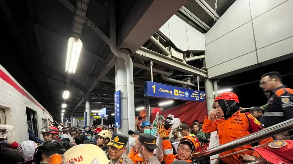 Tim Basarnas melakukan evakuasi korban kecelakaan KA Argo Bromo Anggrek dan KRL di Stasiun Bekasi TImur. (Basarnas)