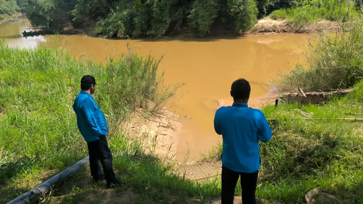 Tim Perumdam TTB Kutim melakukan pemantauan air baku di seputar intake lama di IPA Kabo, Senin (27/4). (IST)

&nbsp;