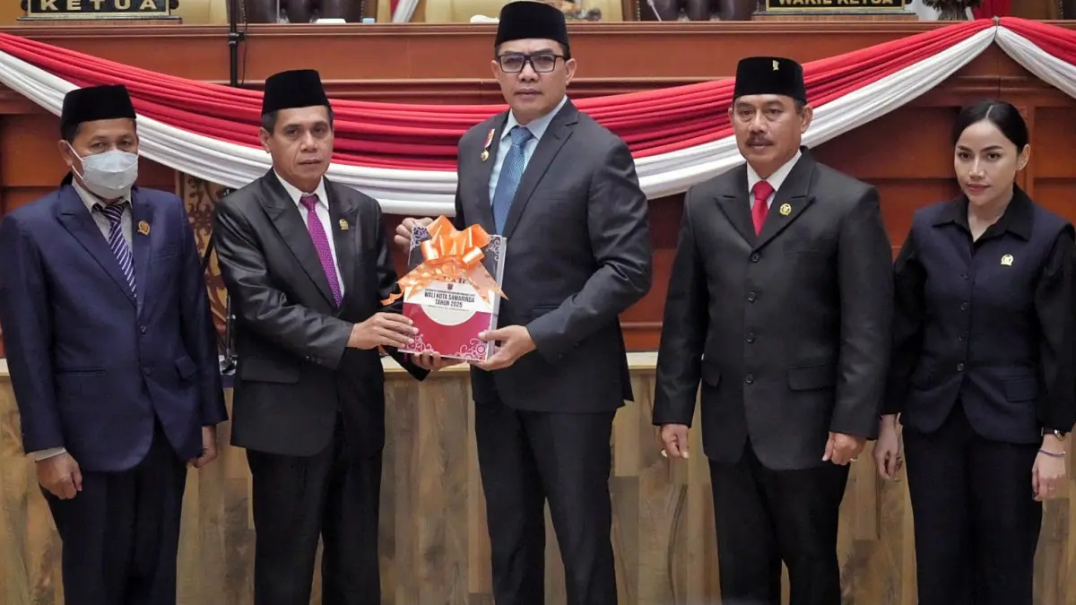 Wali Kota Samarinda Andi Harun saat menyerahkan dokumen LKPj Tahun Anggaran 2025 kepada pimpinan DPRD Samarinda dalam Sidang Paripurna, Senin (30/3).