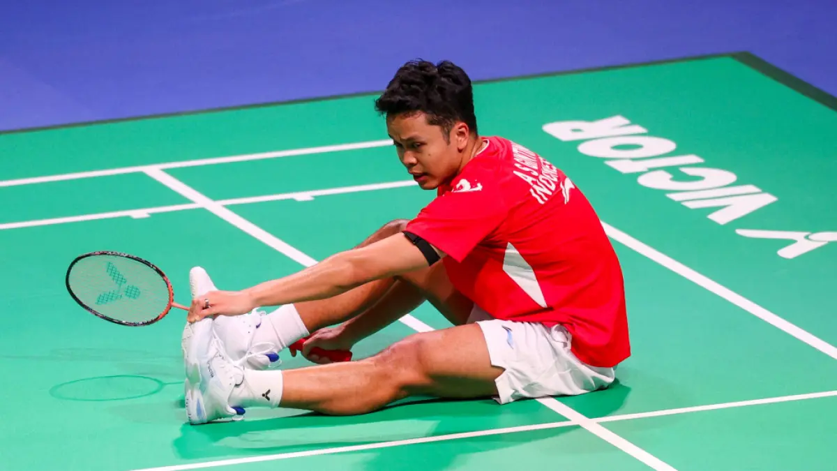 Anthony Sinisuka Ginting terjatuh saat pertandingan melawan pemain Prancis. (Foto: BWF)