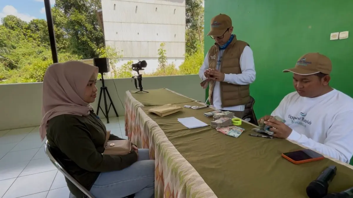 ANTUSIAS: Perwakilan BI bersama Bankaltimtara membuka layanan penukaran uang di kantor pembantu bank di Desa Tanjung Aru. Warga berdatangan membawa uang lusuh untuk ditukar, sebagian lagi ingin mendapatkan pecahan kecil untuk jual beli.