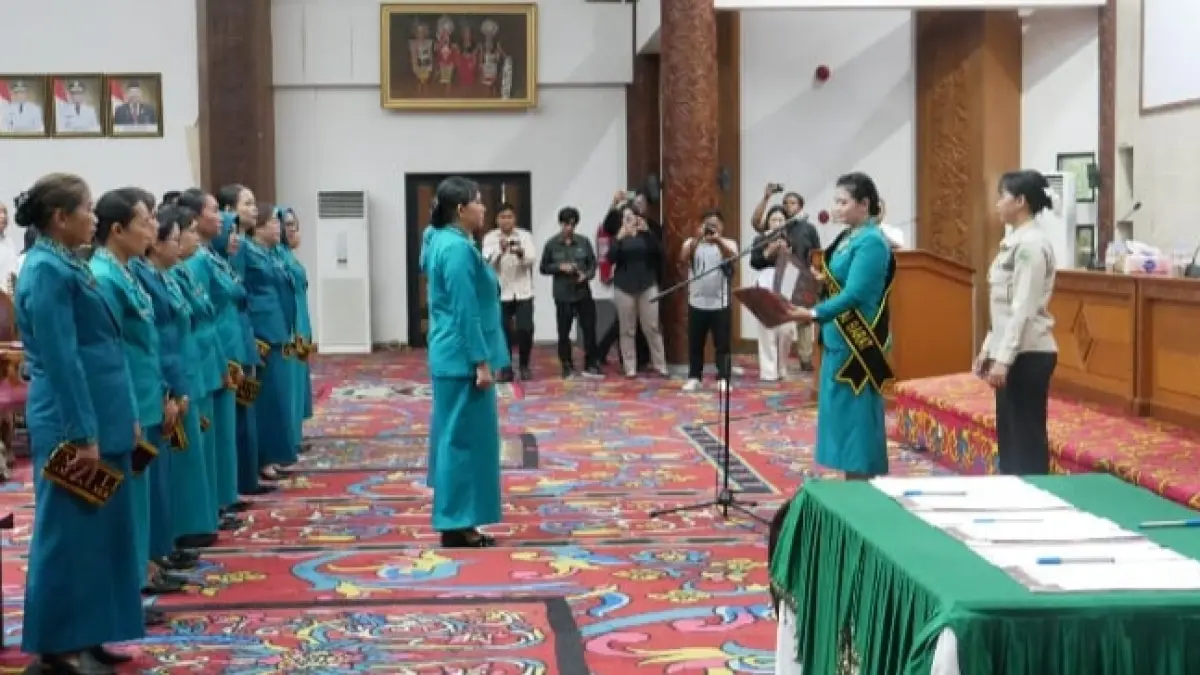 Bupati Frederick Edwin saat mengukuhkan Bunda Literasi Kecamatan se-Kutai Barat untuk memperluas jangkauan minat baca.