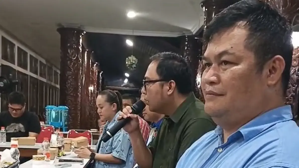Bupati Kubar Frederick Edwin (pegang mik).