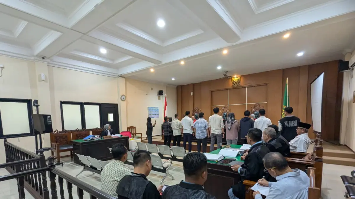 DIMINTAI KETERANGAN: Sembilan orang saksi dari Sekretariat KONI Samarinda saat memberikan keterangan seragam di hadapan majelis hakim Pengadilan Tipikor Samarinda terkait dugaan korupsi dana hibah. (FOTO: BAYU ROLLES/KP)