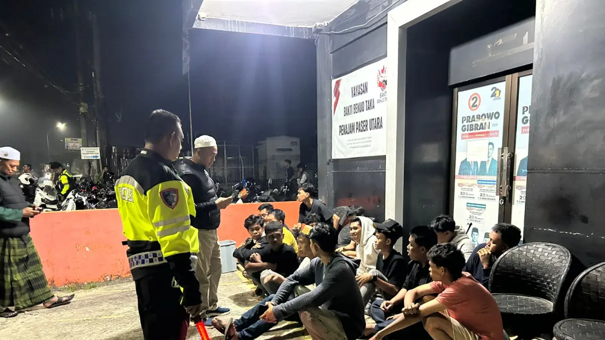 DITERTIBKAN: Puluhan pengendara balap liar yang terjaring operasi malam Satlantas Polres PPU di Jl Provinsi Kilometer 2 Penajam, Sabtu (26/4) malam.