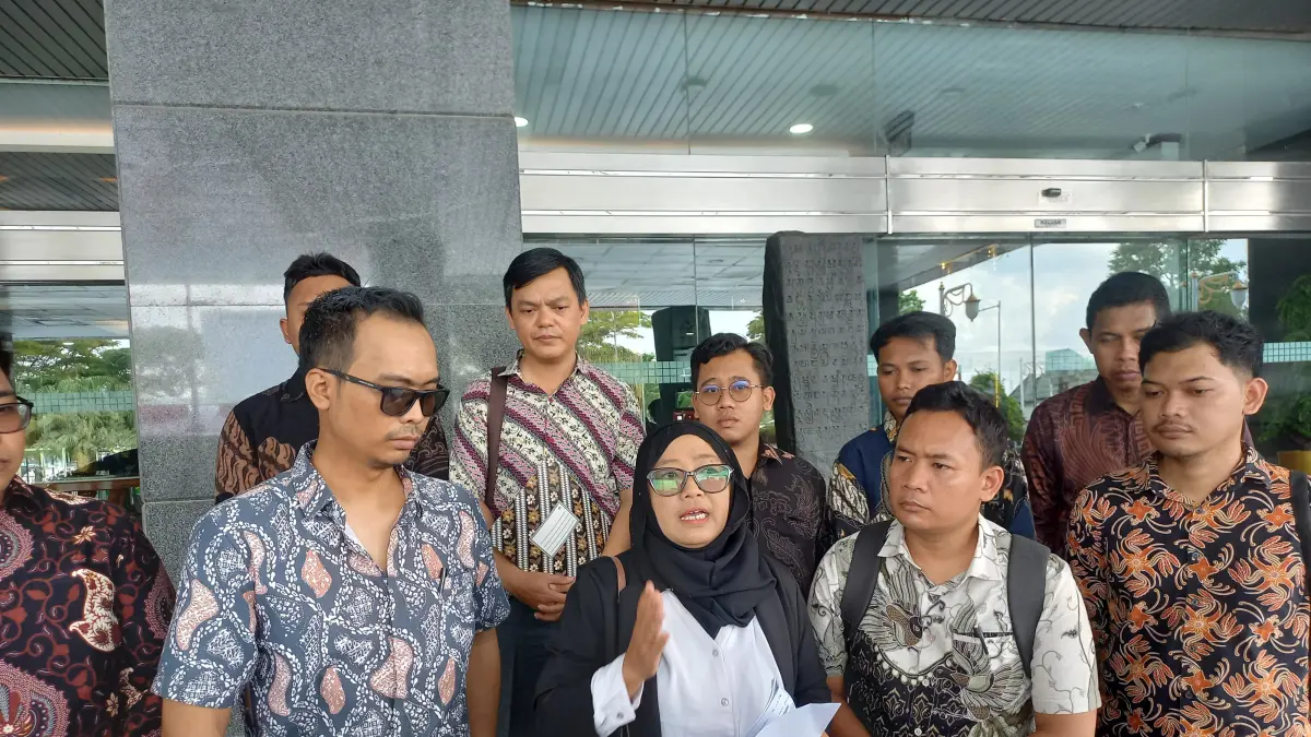 G Dyah Lestari Wahyuningtyas bersama belasan advokat saat menyampaikan keberatan hukum atas SK Tim Ahli Gubernur Kaltim. (FOTO: EKO PRALISTIO/KP)