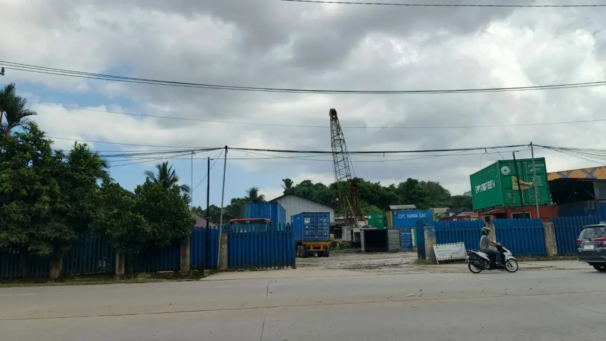 GANGGU LALIN: Aktivitas pergudangan di jalan protokol Samarinda yang masih dilintasi kendaraan berat dinilai memicu kemacetan