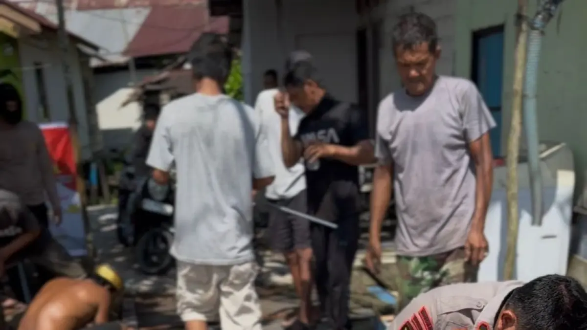 JEMBATAN: Satpolairud Polres PPU bersama masyarakat gotong-royong memperbaiki jembatan nelayan di Kecamatan Penajam.(ist/kp)