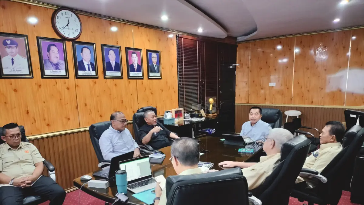 Ketua Umum KONI Kaltim Rusdiansyah Aras bersama jajaran pengurus saat rapat penentuan jadwal Musorprov. (HUMAS KONI KALTIM)