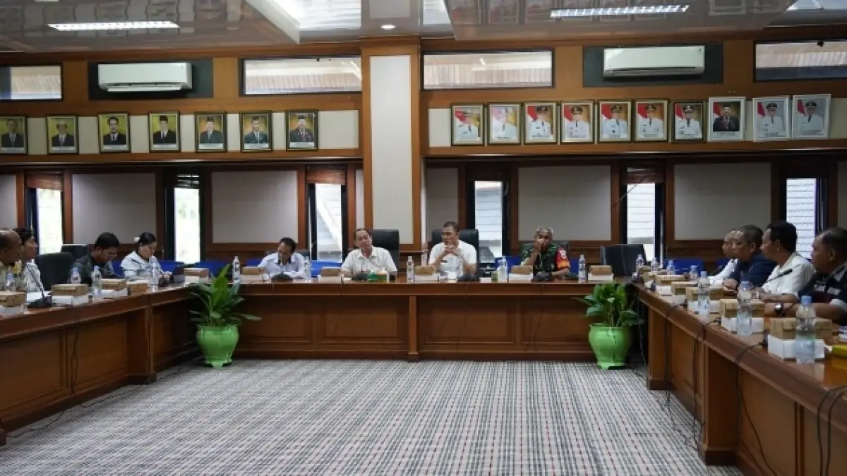 PEMBAHASAN SERIUS: Rapat koordinasi rencana penataan shelter UMKM dilakukan jajaran Pemkab Kubar guna memberikan kenyamanan.&nbsp;