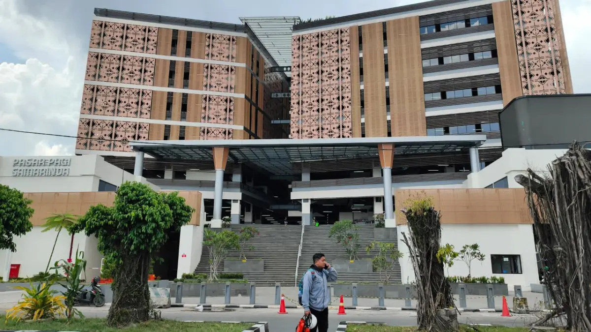 PENATAAN: Pasar Pagi Samarinda yang masih dalam proses penataan dan distribusi kios, hingga kini masih dalam tahap penataan meski beberapa sudah ditempati pedagang.