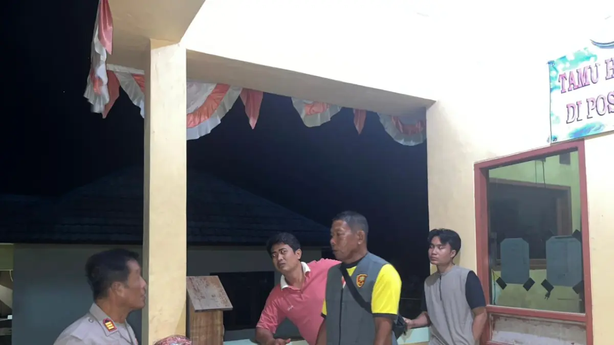 SATKAMLING: Sat Binmas Polres PPU saat melakukan penilaian salah satu satkamling yang akan dipersiapkan untuk menjadi duta Polres PPU ke tingkat Polda Kaltim.(ist/kp)