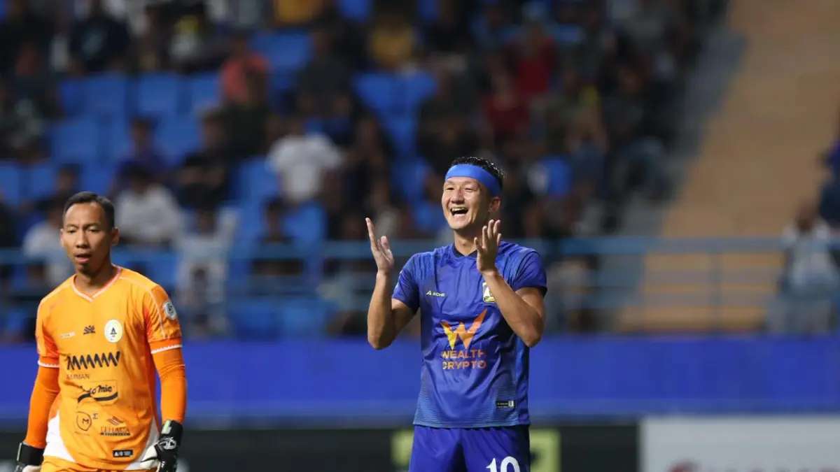 Takumu Nishihara tetap bermain meski mengalami cedera kepala saat membela Persiba Balikpapan. (ANGGI PRADITHA/KALTIM POST)