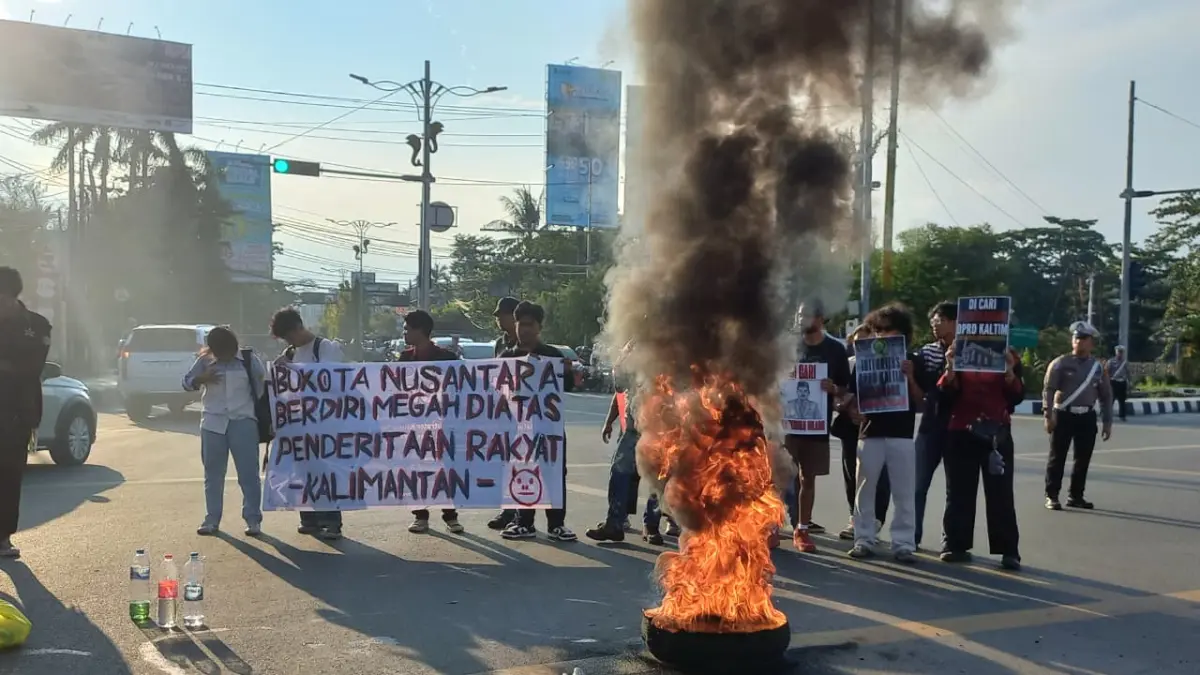 UNJUK RASA: Massa Aliansi Rakyat Kaltim saat membentangkan poster tuntutan Hak Angket di persimpangan Mal Lembuswana Samarinda. (FOTO: EKO PRALISTIO/KP)