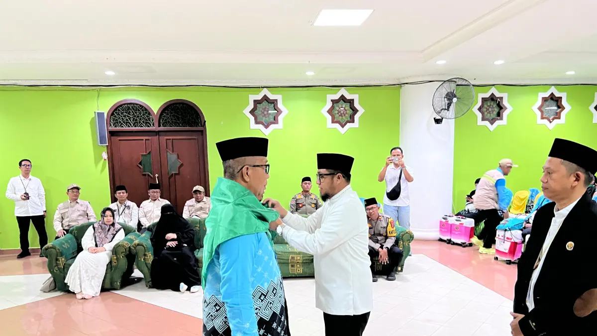 Wakil Bupati Paser Ikhwan Antasari melepas keberangkatan 353 jemaah haji Kloter 3 di Masjid Agung Nurul Falah, Tanah Grogot. (M NAJIB/KALTIM POST)