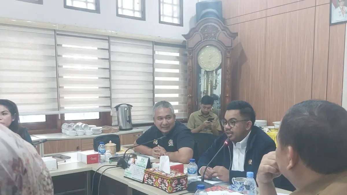 Wakil Ketua Pansus LKPJ wali kota 2025, Muhammad Raja Siraj, saat menekankan urgensi perbaikan RSIA Sayang Ibu di Balikpapan Barat. (DINA ANGELINA/KP)