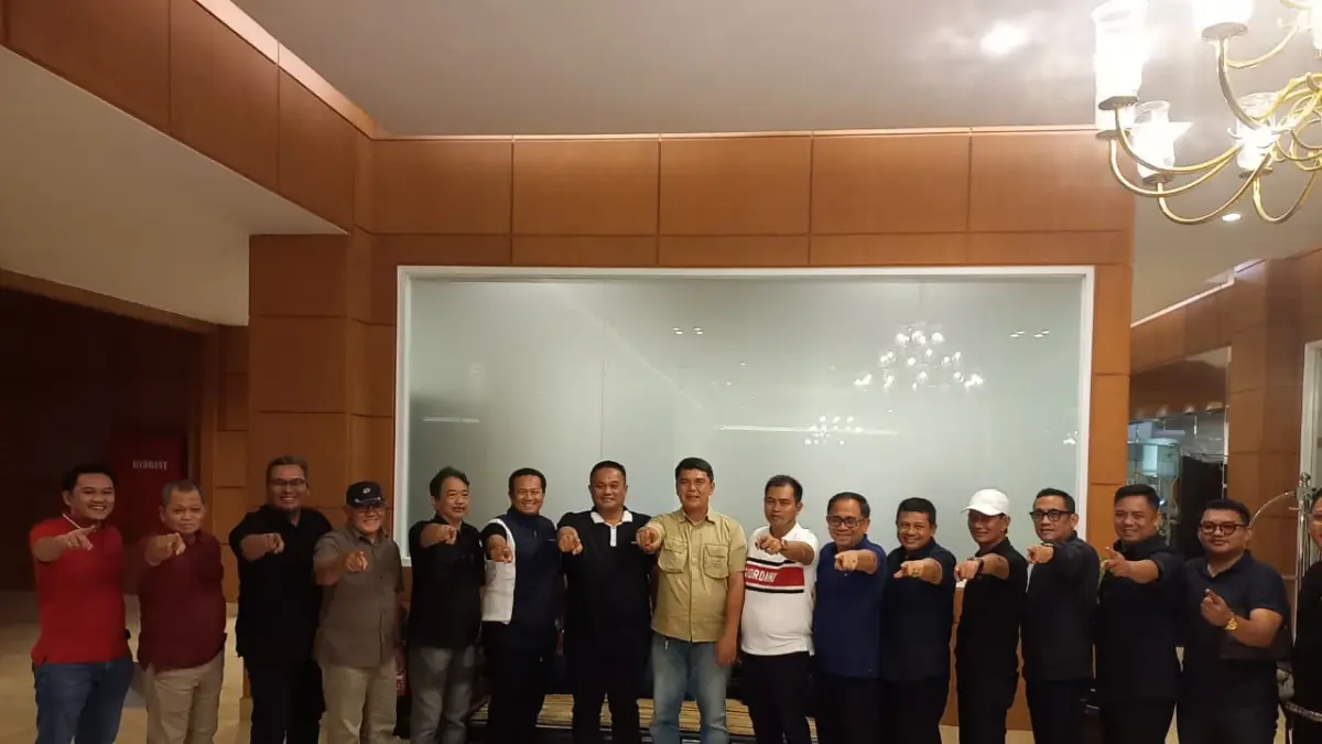 10 perwakilan KONI kabupaten/kota se-Kaltim mendeklarasikan dukungan kepada Anderiy Syachrum dalam bursa ketua umum KONI Kaltim periode 2026–2030 di Hotel Puri Senyiur, Samarinda, Kamis (30/4/2026) malam. (EKO PRALISTIO/KALTIM POST). 