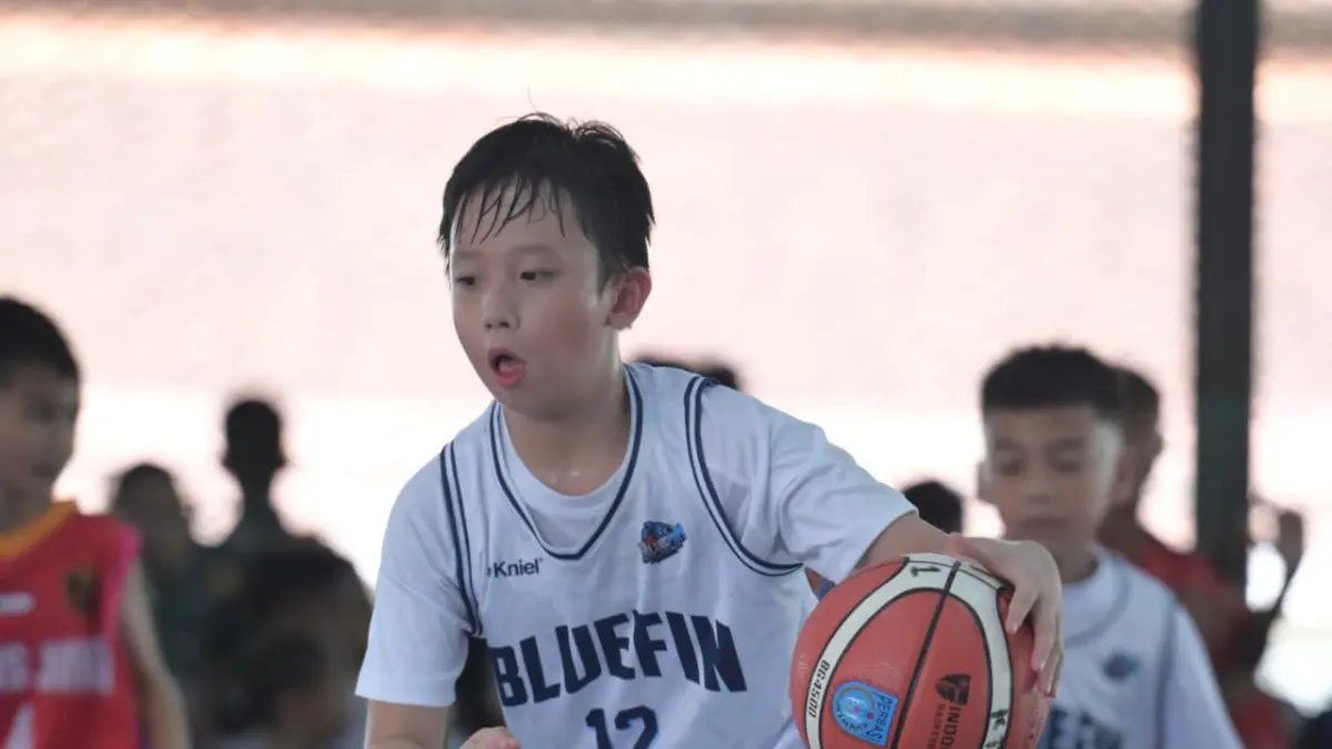 PENUH SEMANGAT: Salah satu pemain muda Bluefin Samarinda KU-10 saat berupaya mendribel bola melewati penjagaan ketat pemain Bluesky Balikpapan. KBL 2026 menjadi panggung penting bagi pengembangan bakat basket usia dini di Kaltim. (FOTO: DONI ADITYA HARYONO/KP)
