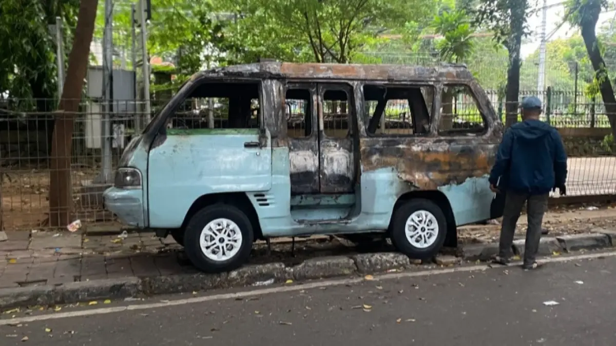 Angkot yang hangus terbakar terparkir di pinggir jalan kawasan Tanah Abang, usai insiden pembakaran yang melukai sopirnya. (Foto ist)