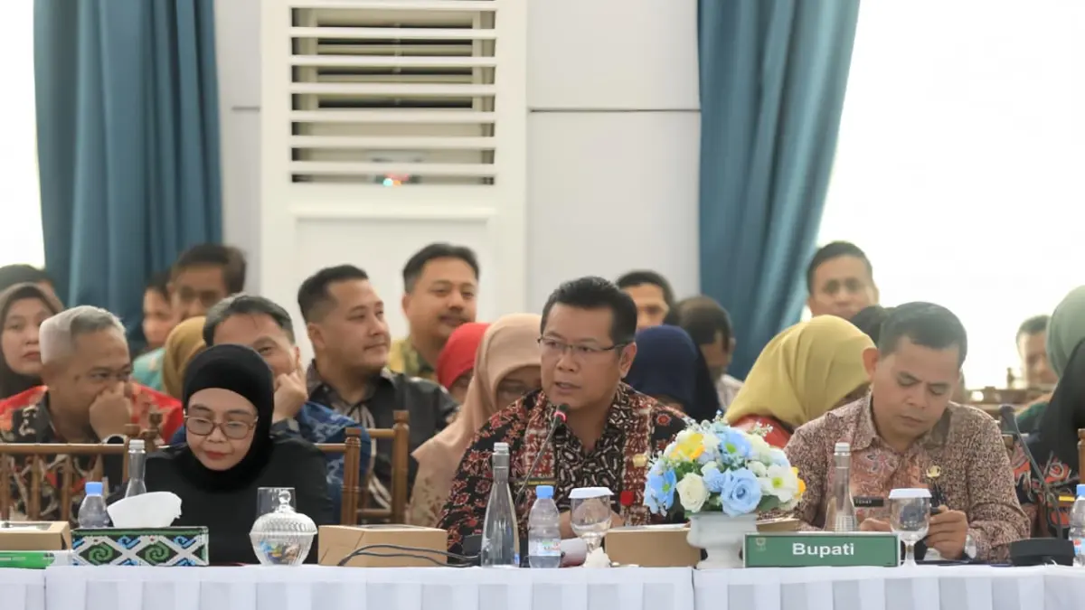 BEBER DATA: Asisten II Bidang Perekonomian dan Pembangunan Setkab Kutim, Noviari Noor (tengah) saat memaparkan usulan dalam Musrenbang RKPD Kaltim 2027, Kamis (30/4). (FOTO IST)
