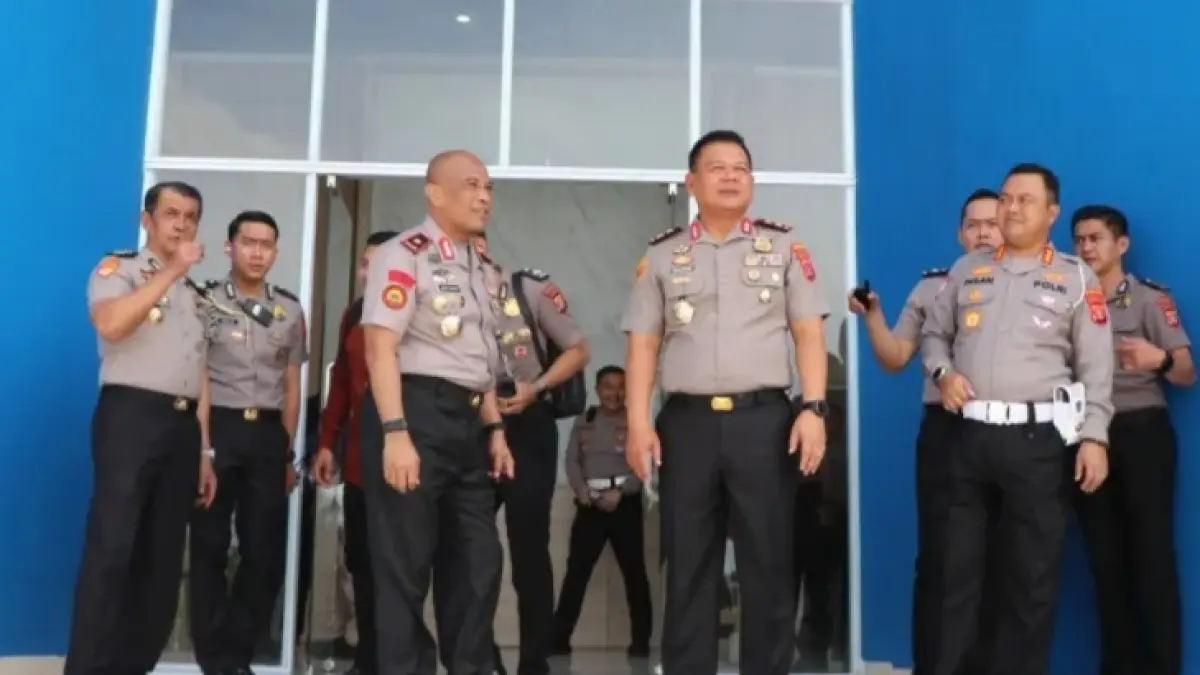 CEK PROGRES: Kapolda Kaltim Irjen Pol Endar Priantoro mengecek pembangunan gedung Labfor markas Ditlantas di kawasan KM 13 Jalan  Soekarno-Hatta, 