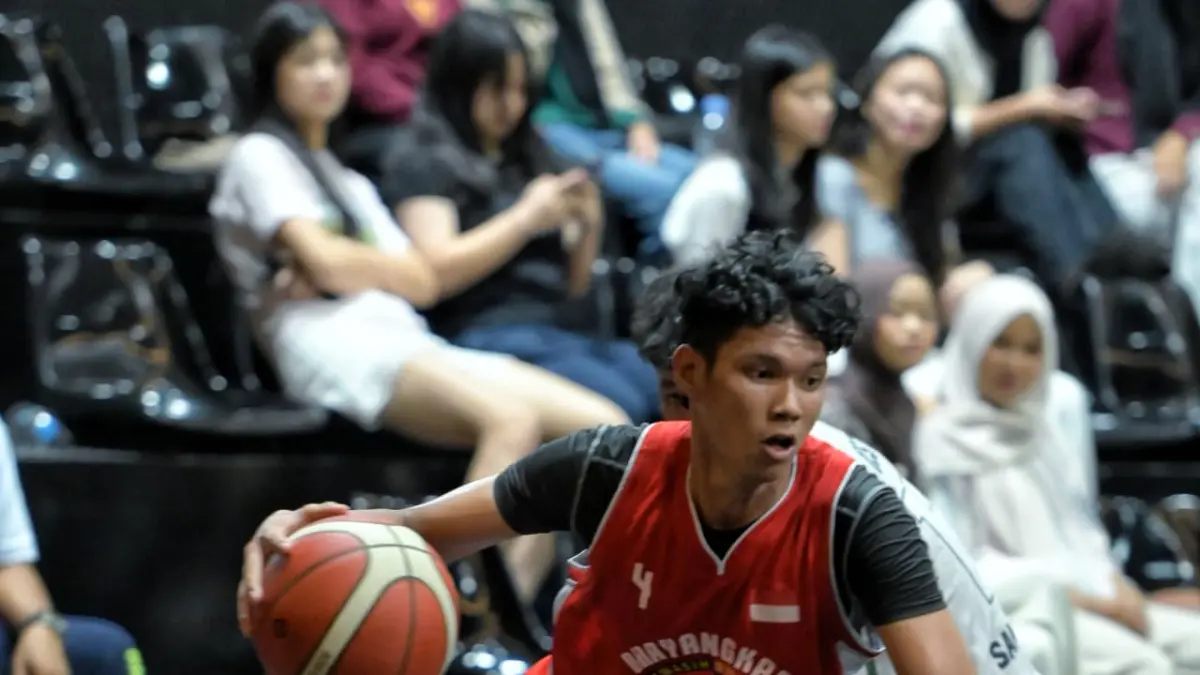 COMEBACK: Pemain Bhayangkara (Merah) tampil apik saat mengalahkan Best Samarinda di pekan ketiga KBL.  (DONI ADITYA HARYONO)