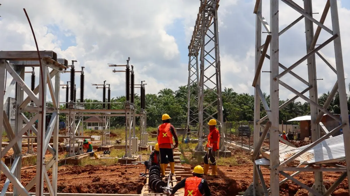 DIKEBUT: Aktivitas pekerjaan erection dan instalasi terus dipacu di area GI 150 kV Grogot guna memperkuat keandalan interkoneksi kelistrikan Kalimantan Timur dan Kalimantan Selatan.