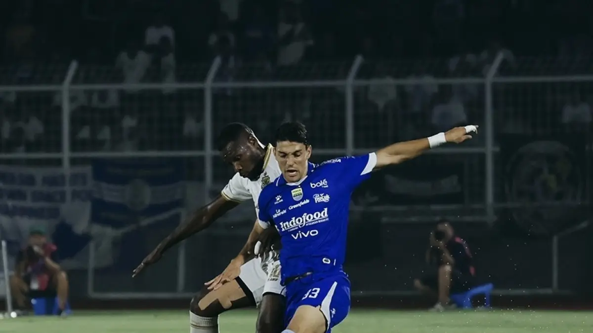 DUEL SENGIT: Bek Persib Bandung, Federico Barba, saat berduel udara dengan pemain Bhayangkara FC di Lampung, Kamis (30/4/2026). Gol Barba di akhir babak pertama memicu kebangkitan Maung Bandung untuk menang 4-2. 