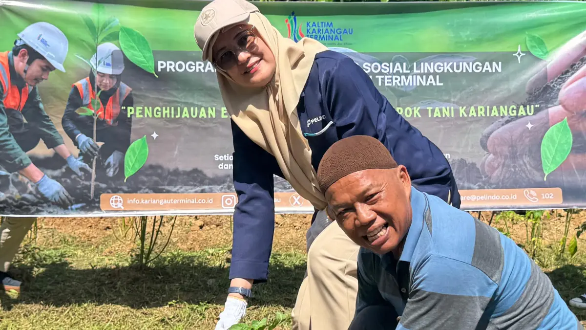 Enriany Muis bersama anggota Kelompok Tani Cabe Ceria di kebun. (FOTO ULIL/KP)