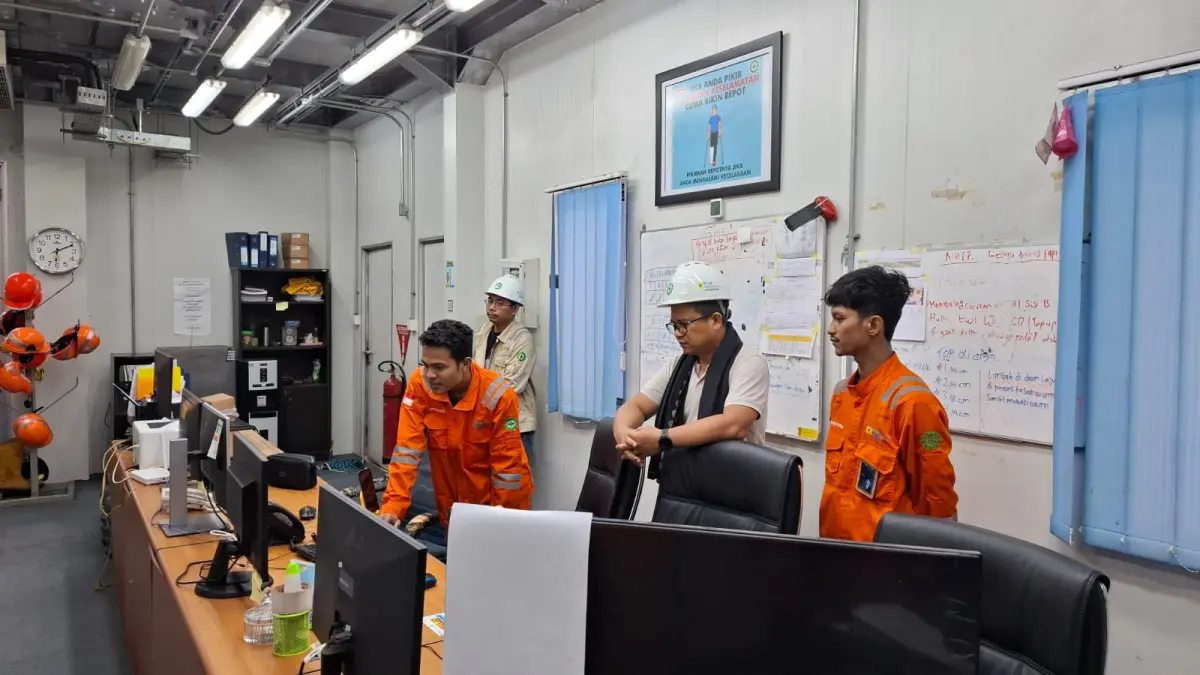 INSPEKSI: Firman Ramdan (tengah) mengecek kesiapan peralatan utama pada pembangkit di data monitor.