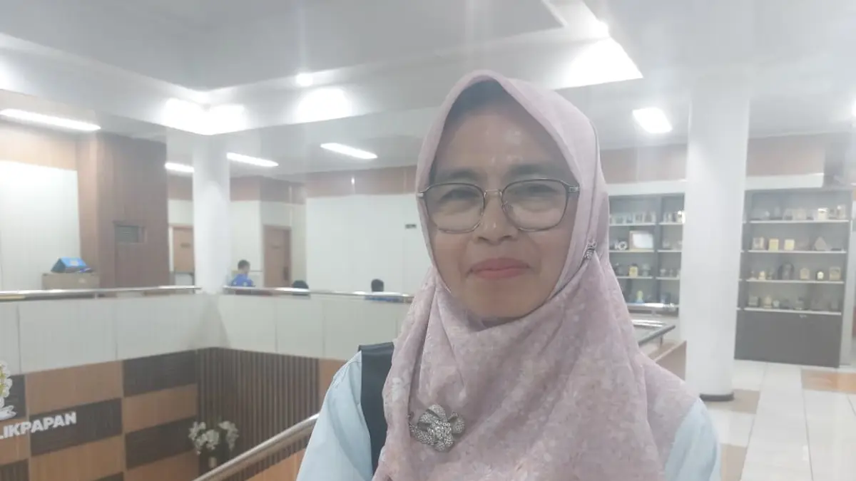Kepala Disdukcapil Balikpapan, Tirta Dewi memberikan keterangan terkait strategi penertiban penduduk non-permanen di Kota Balikpapan. (DINA ANGELINA/KP)

&nbsp;

&nbsp;