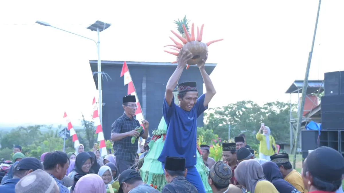 LESTARIKAN BUDAYA: Berebut gunungan menjadi acara yang paling ditunggu dalam acara Sedekah Bumi di Desa Jonggon Jaya. (DONI ADITYA)

&nbsp;