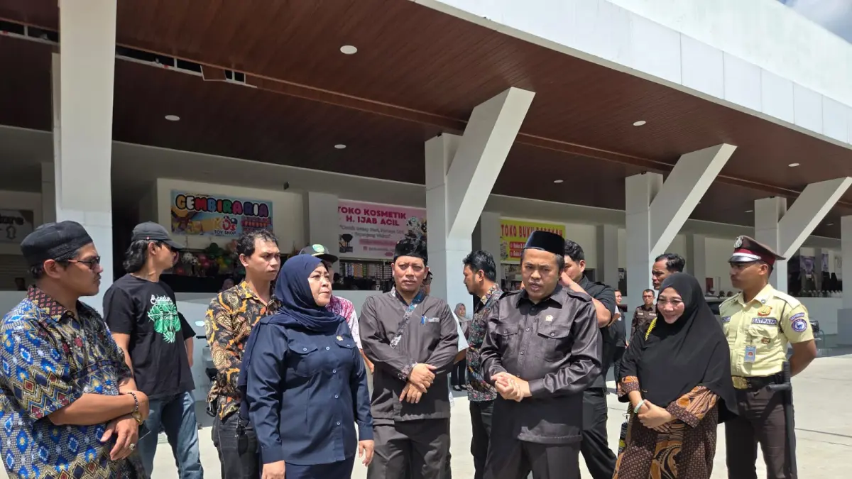 MENDENGAR KELUHAN: Ketua DPRD Kukar Ahmad Yani bersama pimpinan dewan dan Disperindag saat meninjau langsung kondisi Tangga Arung Square.
