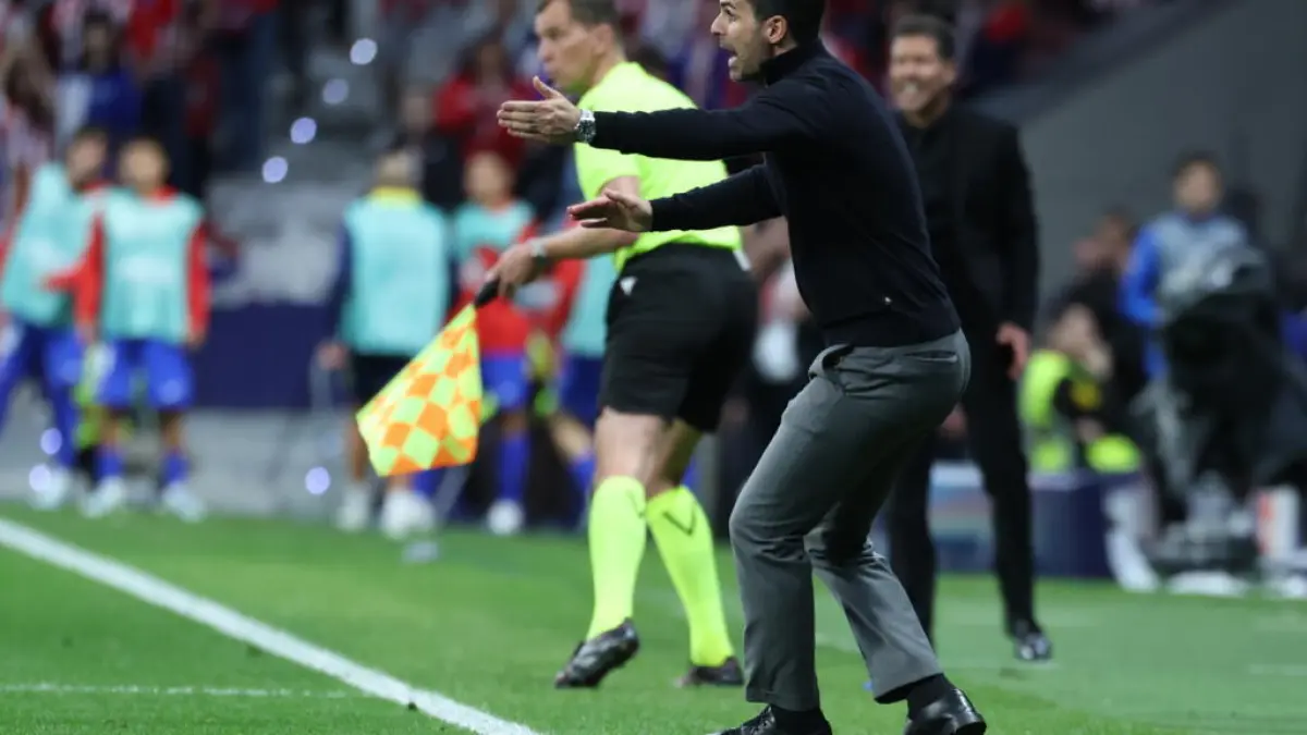 Mikel Arteta saat menginstruksikan para pemainnya di tengah laga Atletico Madrid vs Arsenal. (Foto: AFP)