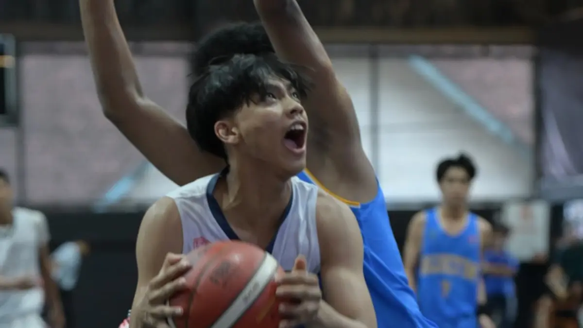 MONCER: Pemain LBC, Rizki, saat menunjukkan performa impresif dalam laga pekan ketiga KBL 2026. Kontribusi poin dan visinya di lapangan menjadi kunci LBC meraih kemenangan ketiga beruntun. (FOTO: DONI ADITYA HARYONO/KP)