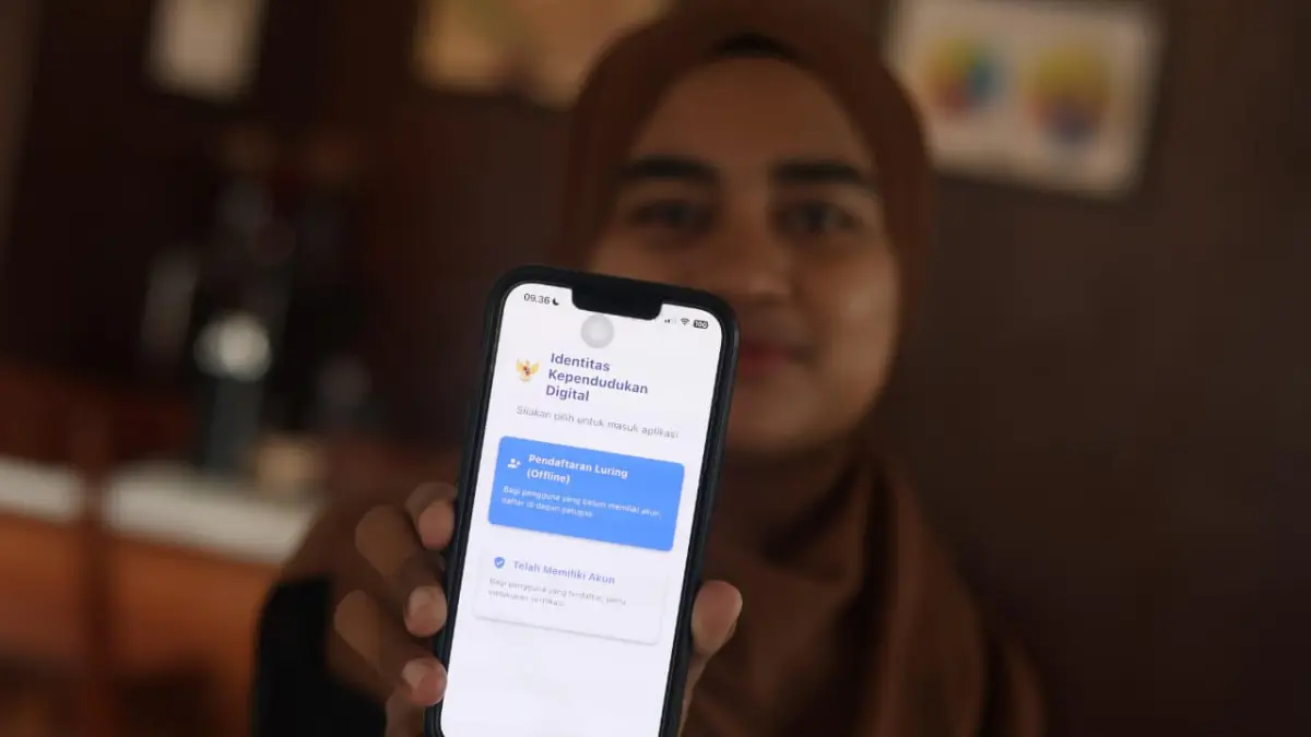 MUDAH: Cukup lewat smartphone, warga kini bisa mengakses Identitas Kependudukan Digital (IKD) tanpa perlu membawa KTP fisik. (ANGGI PRADITHA/KP)