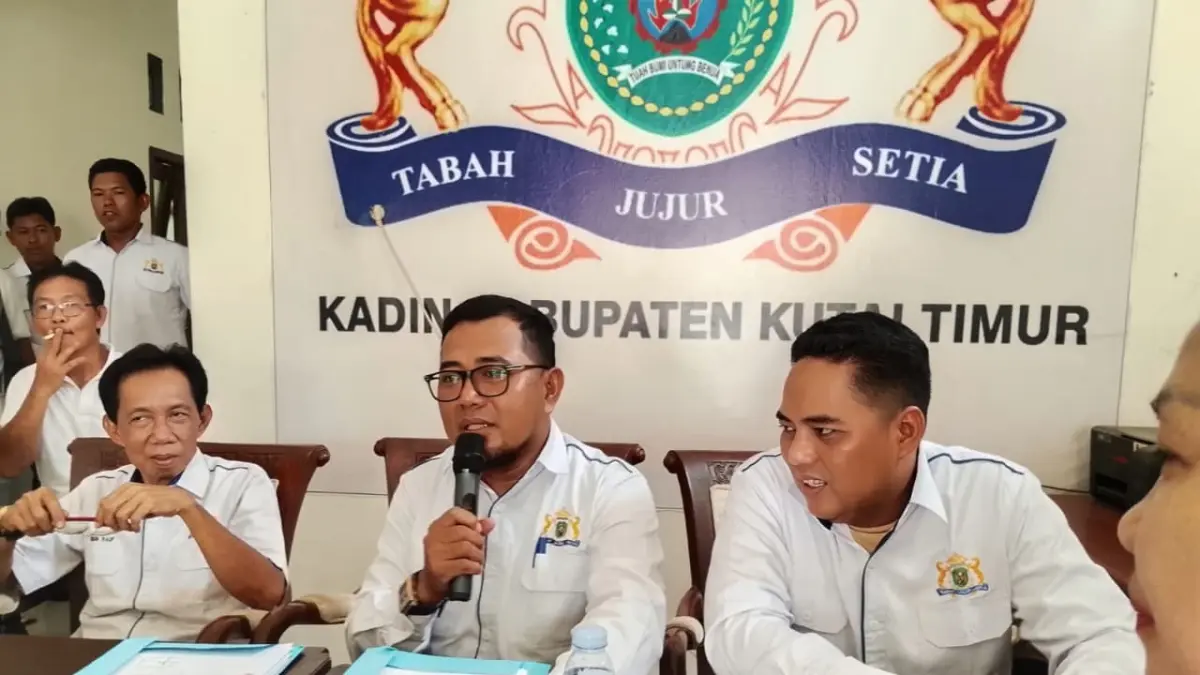 MUSYAWARAH: Dari kiri, Ketua OC Mukab V Kadin Kutim Alimuddin Rauf, perwakilan SC Andi Agri, dan anggota SC Firmansyah saat menyampaikan keterangan terkait penutupan pendaftaran bakal calon ketua di Sekretariat Kadin Kutim. 