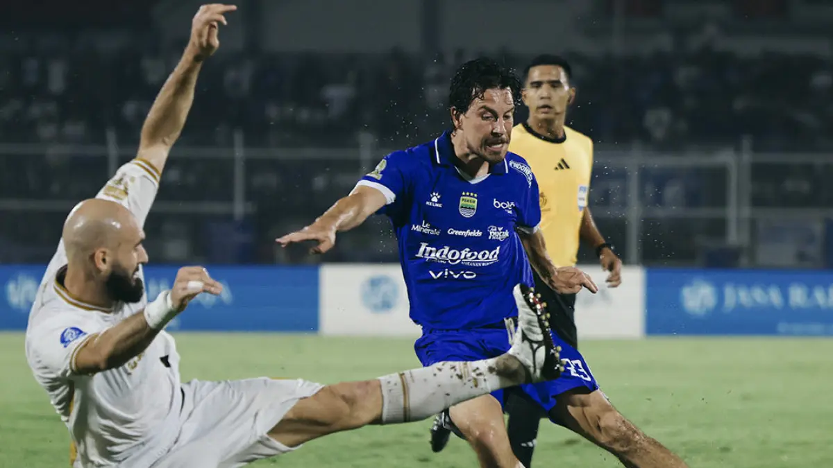 Persib Bandung kembali ke puncak BRI Super League setelah menang dramatis 3-4 atas Bhayangkara FC. (Foto: Persib)