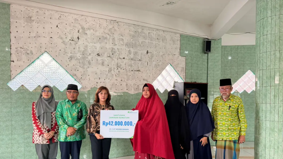 SERAHKAN SANTUNAN: Anita Nur Amelia, ahli waris dari almarhum H. Cut Noord Jannah, menerima santunan Jaminan Kematian Rp42 juta dari BPJS Ketenagakerjaan.