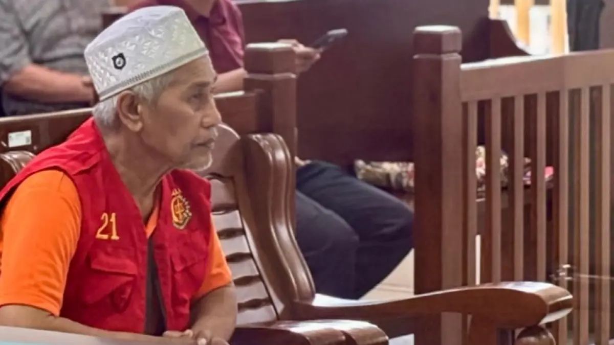 SIDANG: Terdakwa menjalani sidang kasus dugaan pembunuhan penjaga toko.