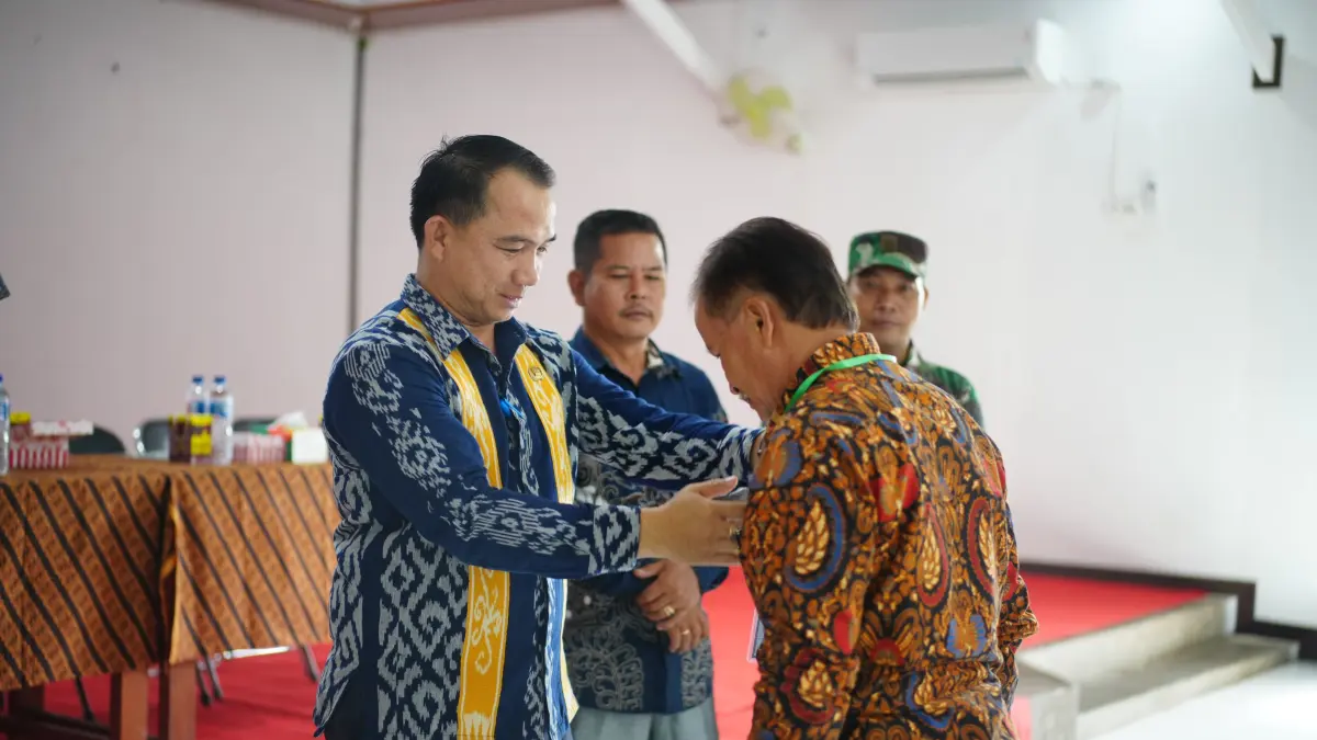 TAHAPAN: Plt Kepala DPMK Mahulu Surianto mengenakan kartu peserta kepada bacalon sebelum ujian di mulai di BPU Long Bagun, Kamis (30/4). JODY KRISTIANTO/KP
