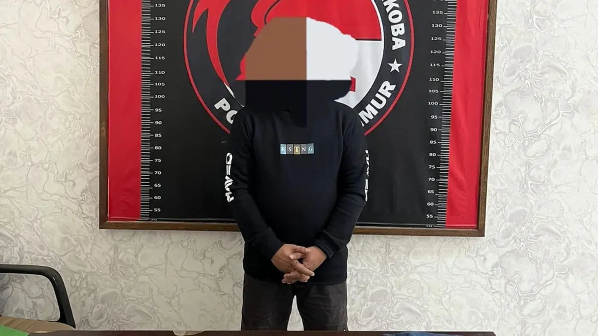 Tersangka AWH (43) diamankan Satuan Reserse Narkoba Polres Kutai Timur bersama barang bukti 32 paket sabu dengan berat total 15,53 gram di Teluk Pandan, Kutai Timur. (DOK/POLRES KUTIM)