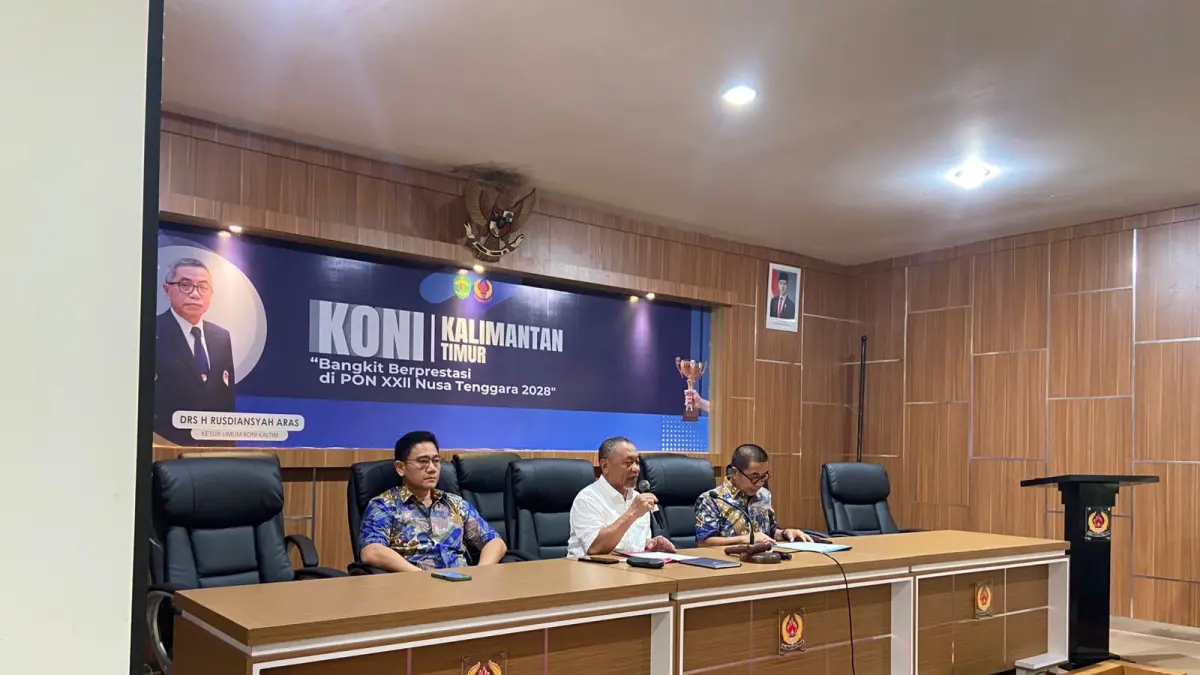 Wakil Ketua I KONI Kaltim Ego Arifin menyampaikan arahan dalam rapat koordinasi bersama cabang olahraga di Samarinda, Kamis (30/4), terkait persiapan Porprov VIII/2026 di Kabupaten Paser. (NASYA RAHAYA/KALTIM POST)